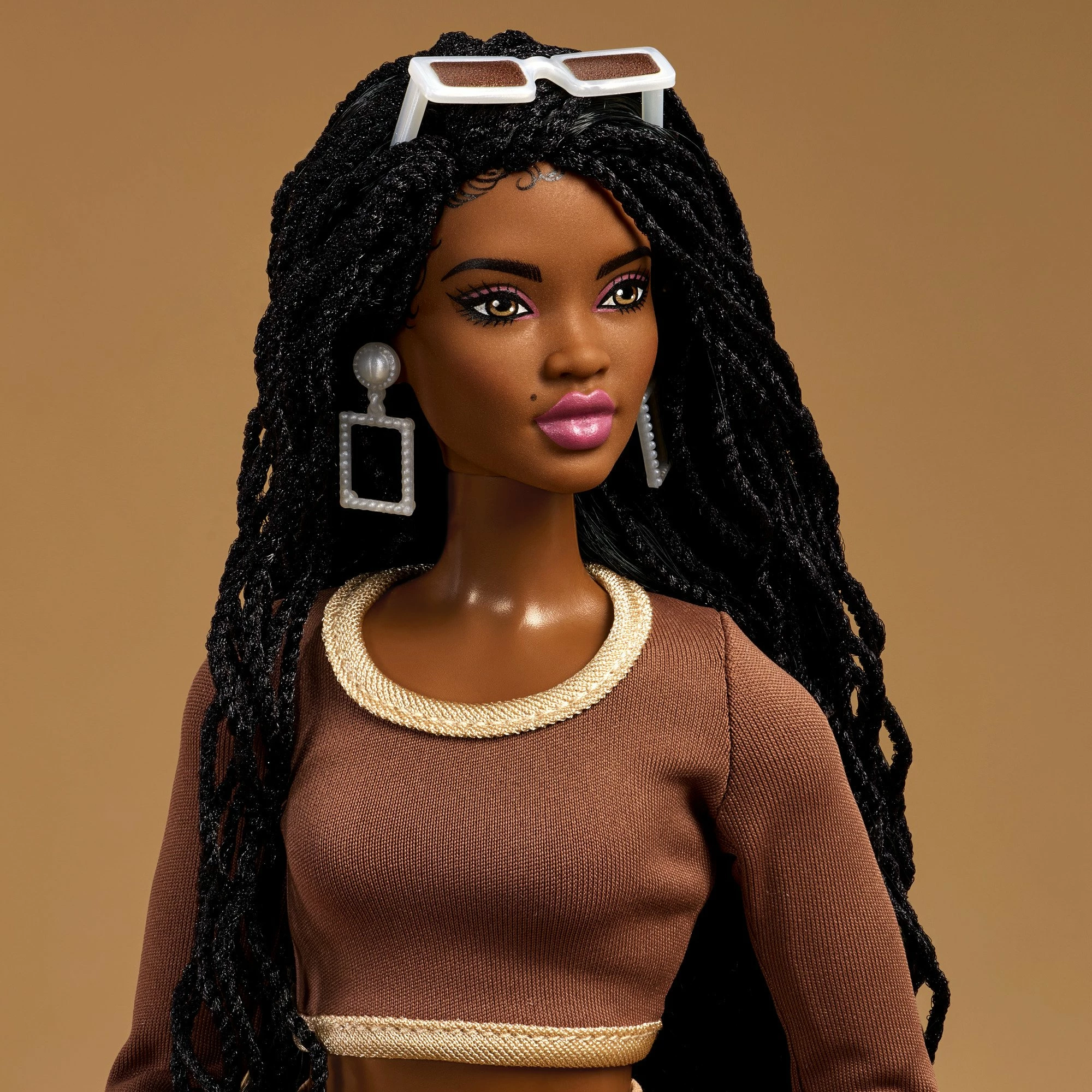 Kukull Barbie Mattel You Create Barbie Basics Neutral Set 002 (JJX36), me 2 koka të ndërrueshme, 4 veshje, aksesorë
