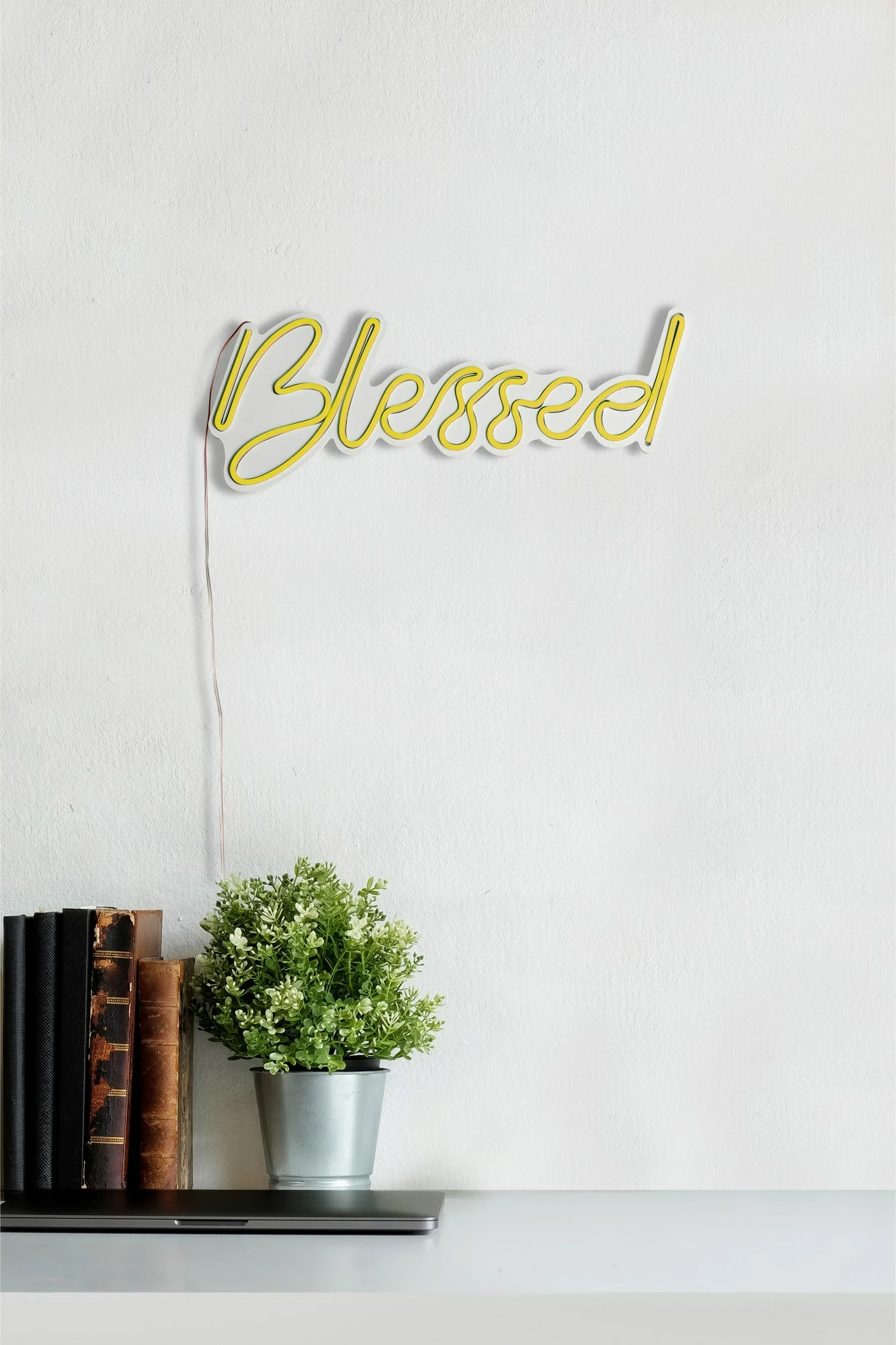Dritë dekorative LED plastike, ‘Blessed’, ngjyrë e verdhë