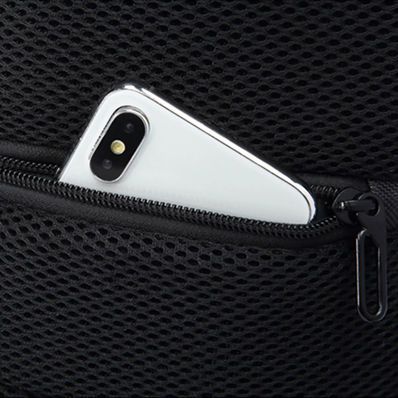 Çantë shpine një sup Wozinsky Premium me port USB dhe bravë kundër vjedhjes, e zezë