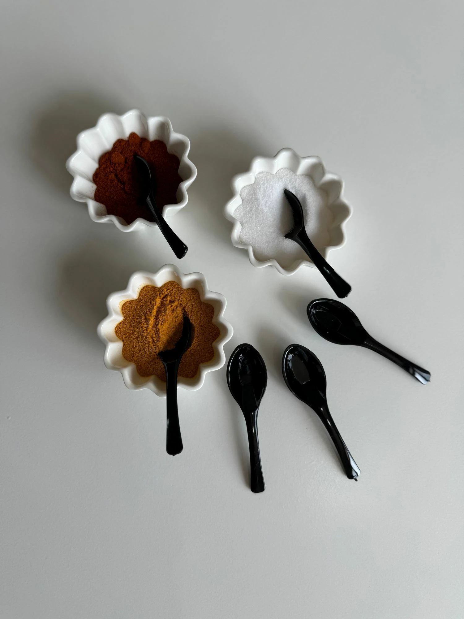 Set lugësh plastike, 12 copë, ngjyrë e zezë, Hermia, EKR-002