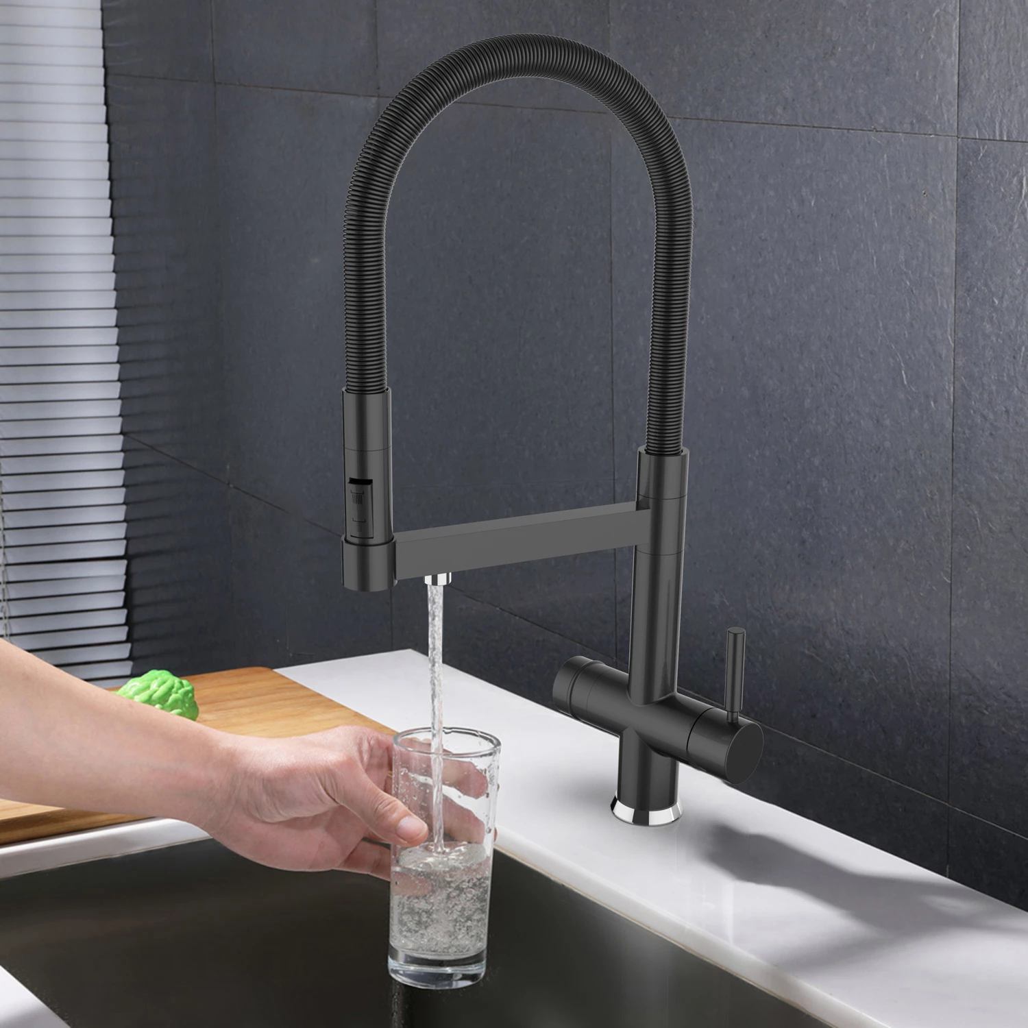 Rubinet me dush që tërhiqet Voden, i zi mat