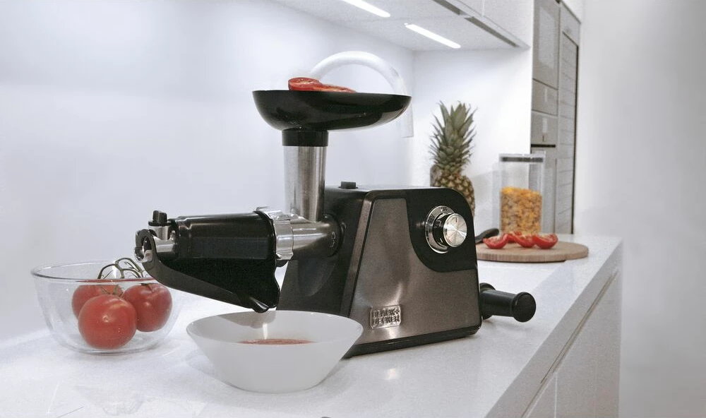 Grirës mishi Black&Decker BXMMA1000E 1000W, 3 disqe inox, reverse, shtojcë për mbushje sallami, i zi