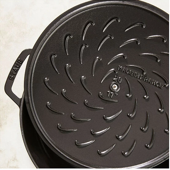 Tavë gize me kapak Staub Chistera 28 cm, e emaluar, për furrë/lavastovilje, e zezë