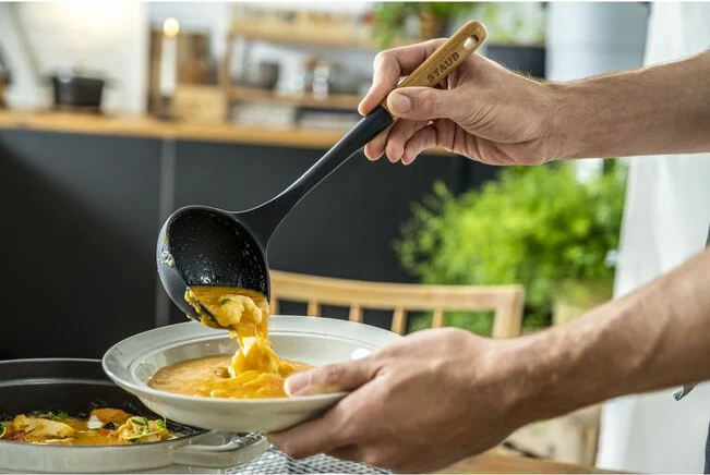 Lugë për supë STAUB, 31 cm, silikon