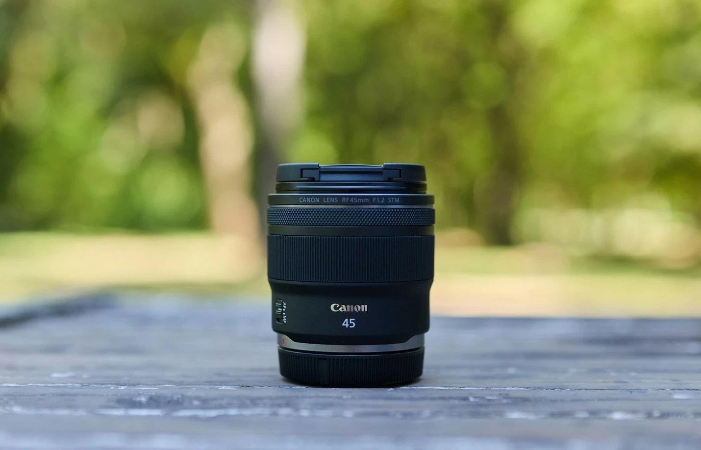 Lentë prime Canon RF 85mm F1.2 STM, e zezë