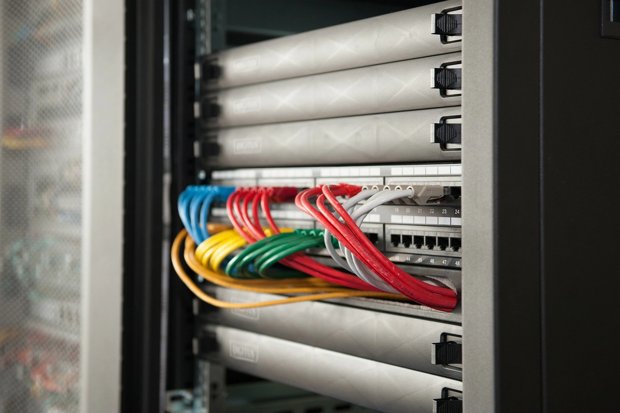 Panel bosh Digitus 1U, për kasë rrjeti/serveri, snap-in, 19 inç, i zi