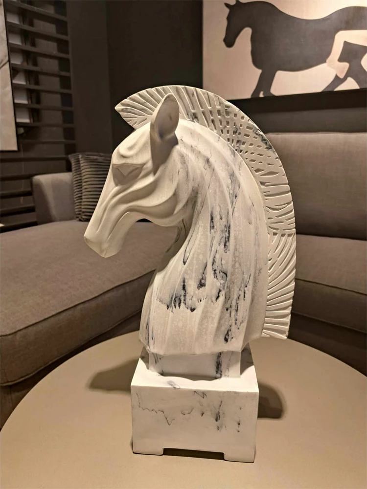 Dekor kalë Napoleon, polirezine, i bardhë, 29x16x45cm