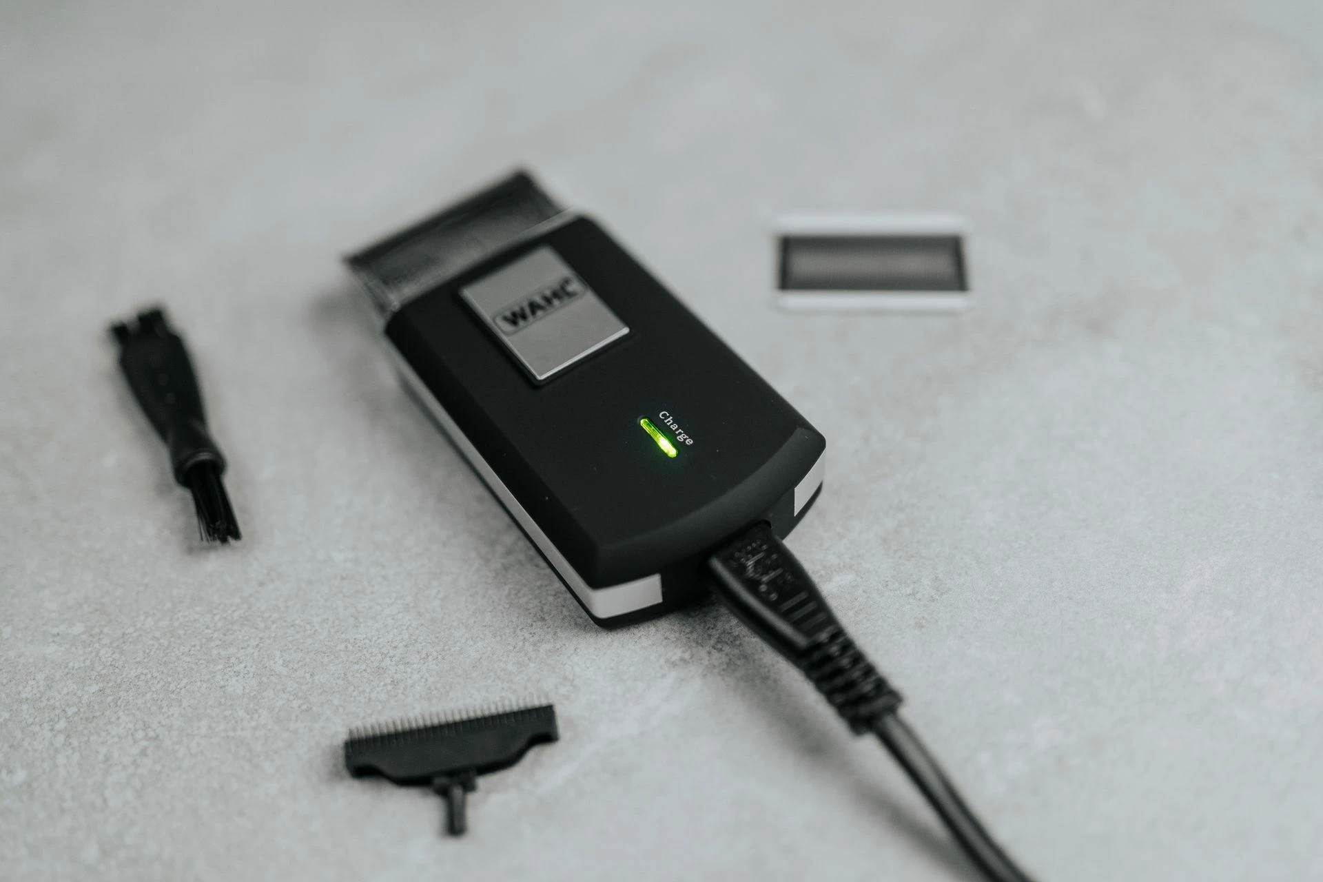 Makinë rroje Wahl Travel Shaver 03615-1016, folje, me bateri 45 min, karikim 480 min, set me qese + fletë prerëse rezervë + brushë pastrimi, e zezë