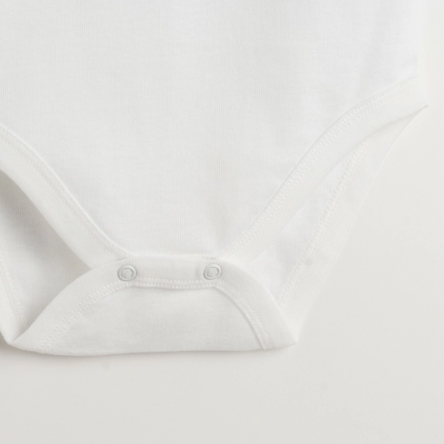 Badi për bebe, June, te bardha