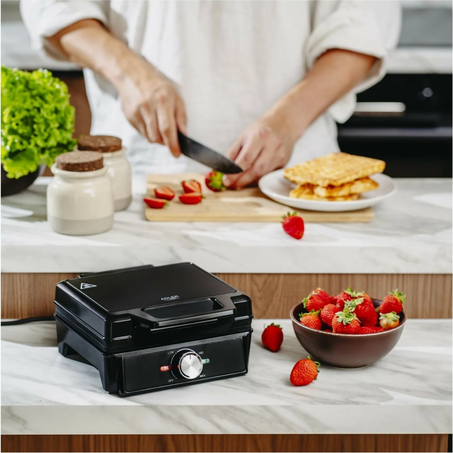 Aparat për gofra Adler AD 3088, 2000W, plastikë, i zi