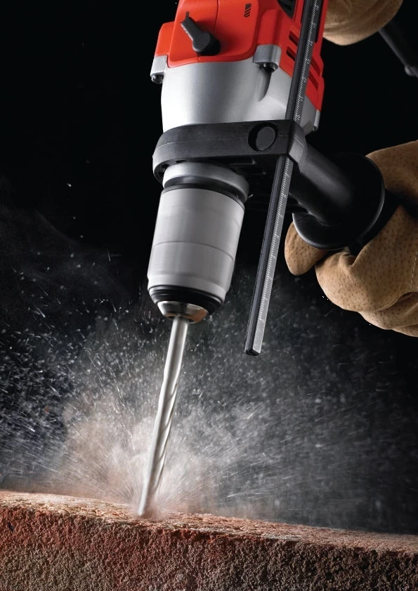 Makinë shpimi me goditje Black+Decker KR705K 750 W, mandrinë 13 mm, me kuti veglash, e zezë/portokalli