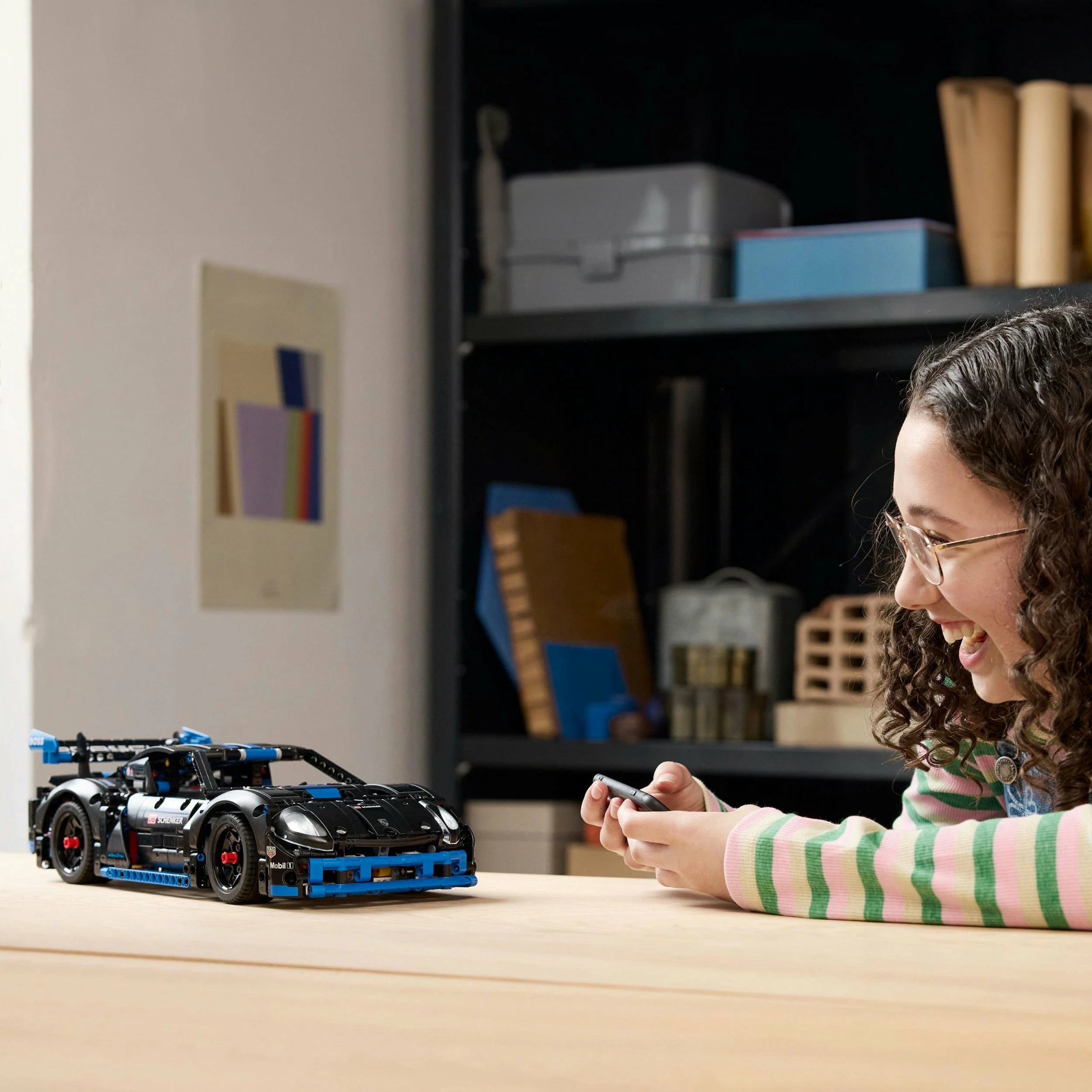 Set LEGO Technic Porsche GT4 e-Performance 42176, 834 copë, remote-control me CONTROL+, zi/kaltër