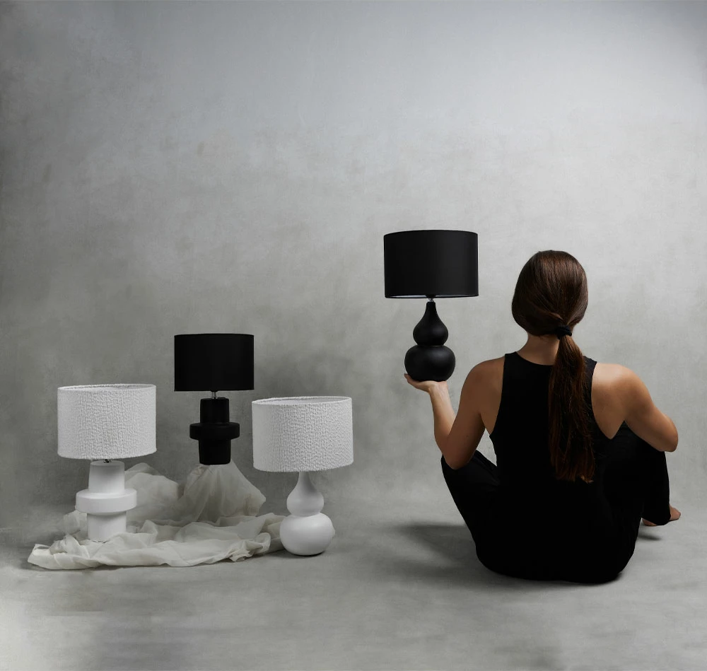 Llambë tavoline CLOQUE, qeramikë dhe material tekstili, e zezë, 15x15x45cm
