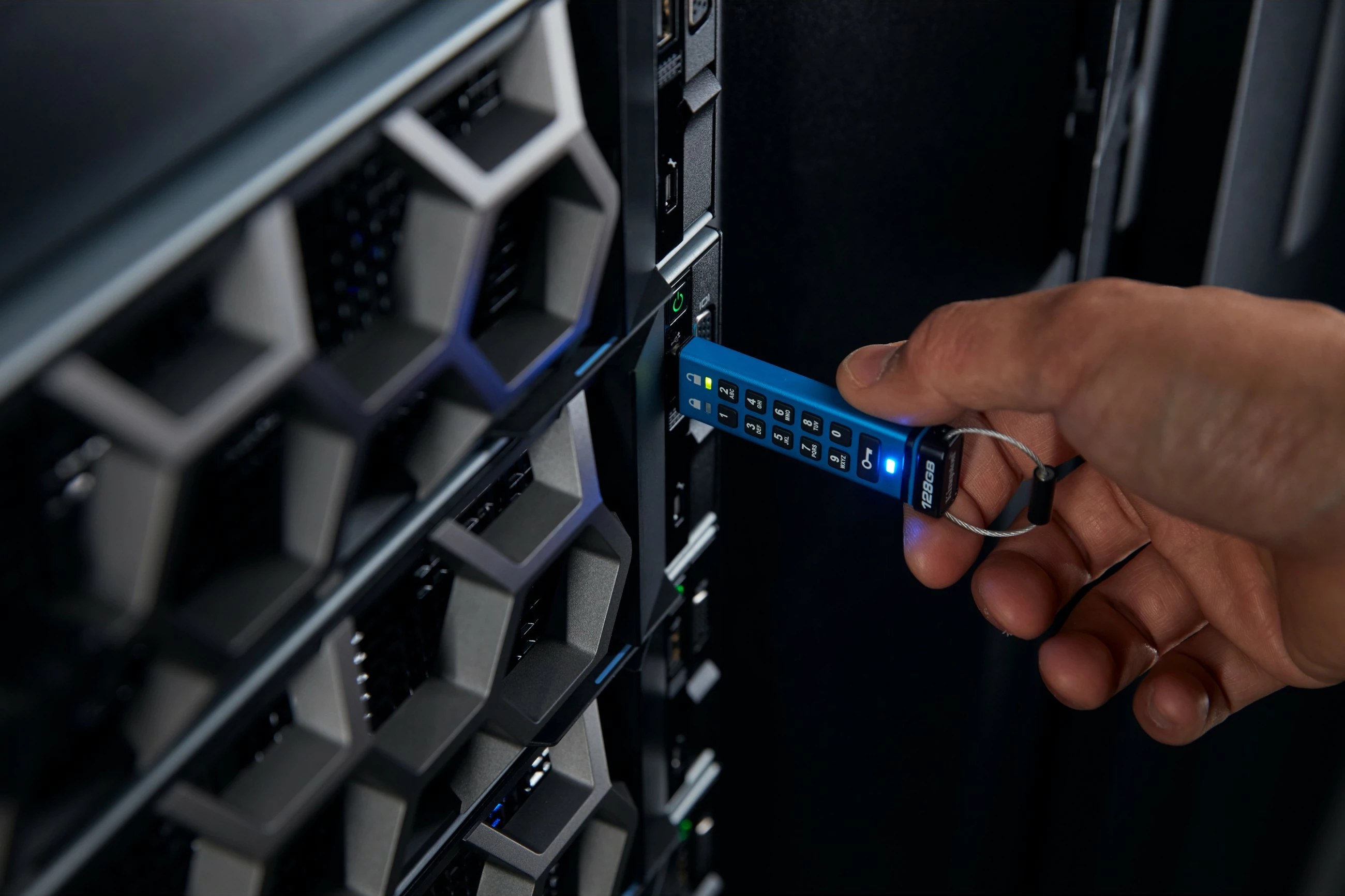 USB stick Kingston IronKey Keypad 200C 128GB, USB-C, kaltër