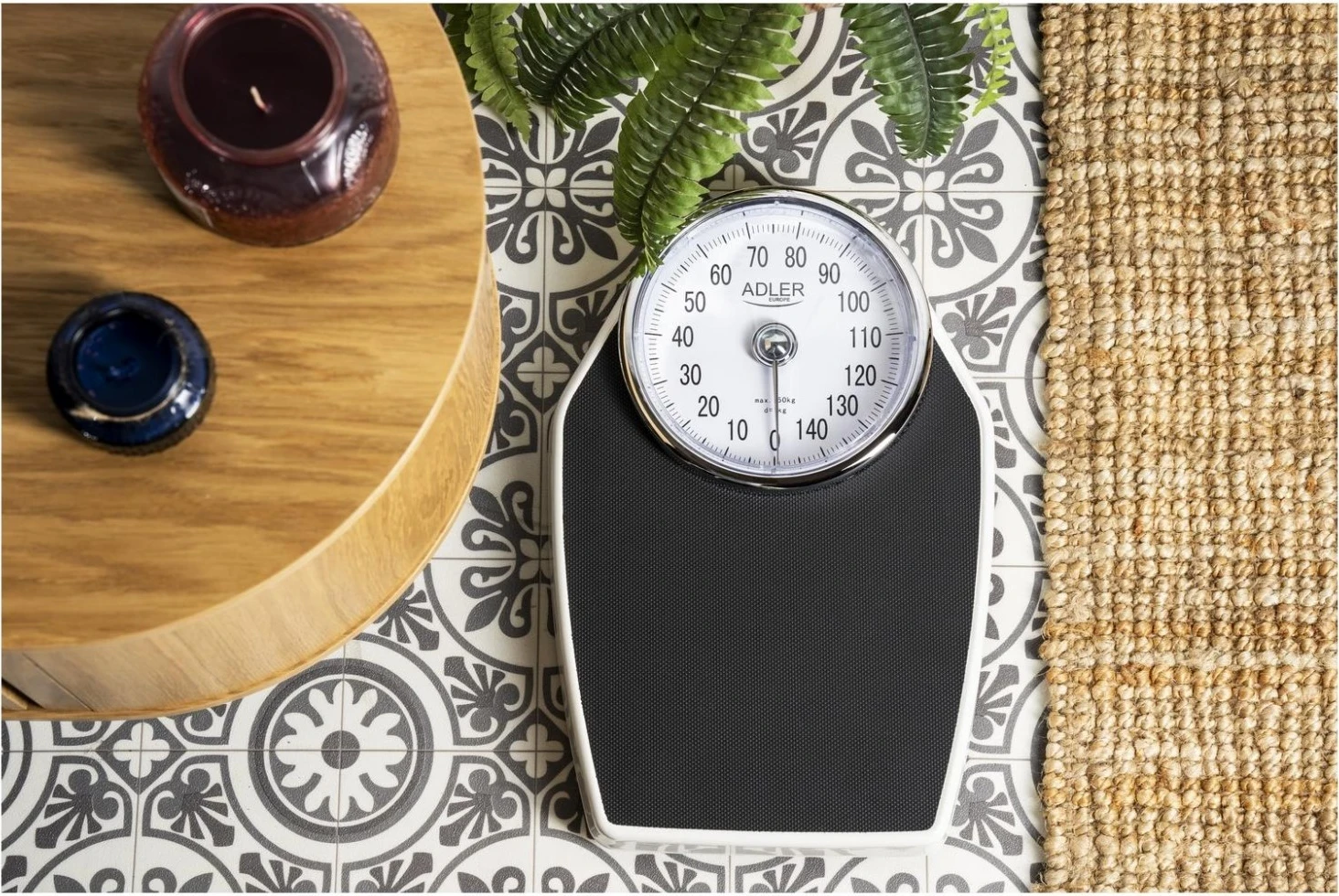 Peshojë banjo Adler AD 8177, ngjyrë e zezë-bardhë