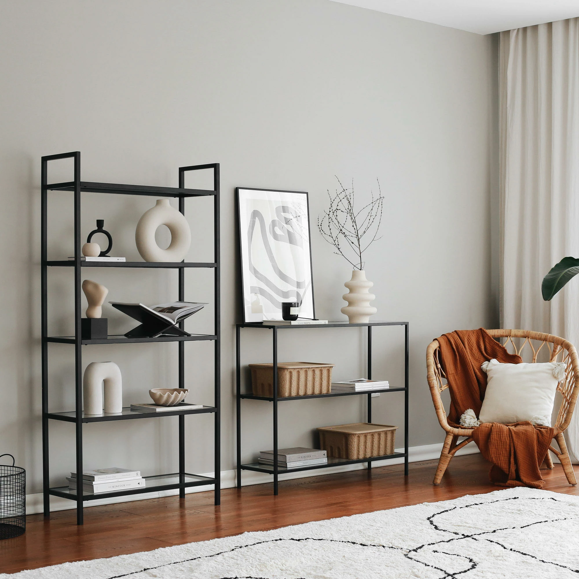 Raft librash Hanah Home, K100, ngjyrë e zezë, 80x165x30 cm