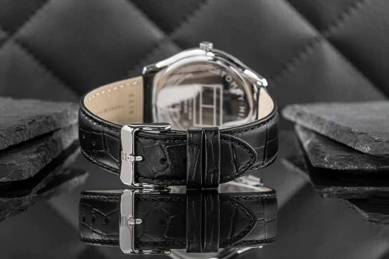 Orë dore për meshkuj Tommy Hilfiger, e zezë