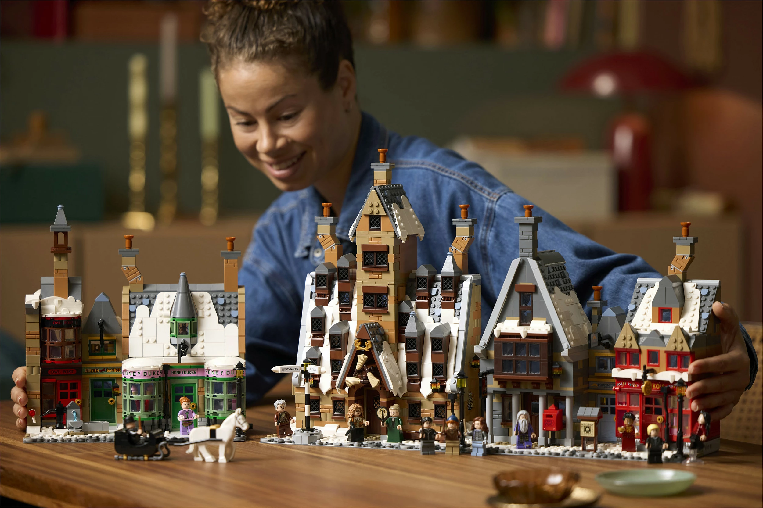Set ndërtimi LEGO Harry Potter 76457 Hogsmeade Village (Collectors Edition), 3228 copë, 18+, multicolor