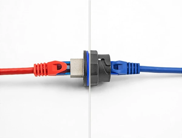 Kupler i integrum RJ45 DeLOCK Cat.6A, femër-femër, S/UTP, i zi/metalike