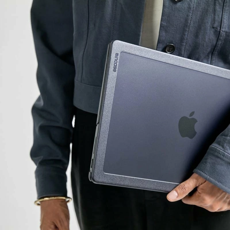 Etui i fortë për laptop Incase Edge Hardshell për MacBook Air 15" (M3 2024/M2 2023), polikarbonat, mat, i zi