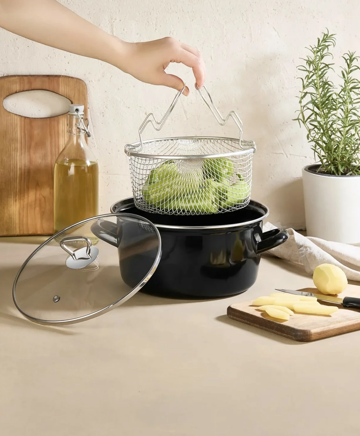 Tenxhere Hermia, emajl, e zezë, kapak qelqi, shportë inoksi, 22cm, 3500ml