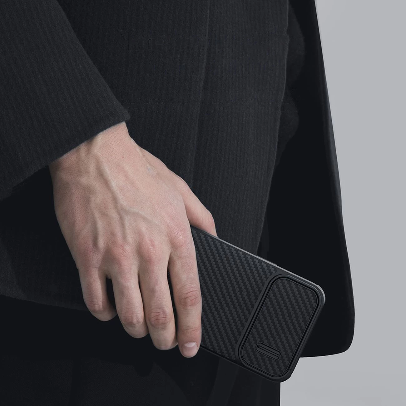 Mbështjellës Nillkin Synthetic Fiber S Case për iPhone 14, me kapak kamere, i zi