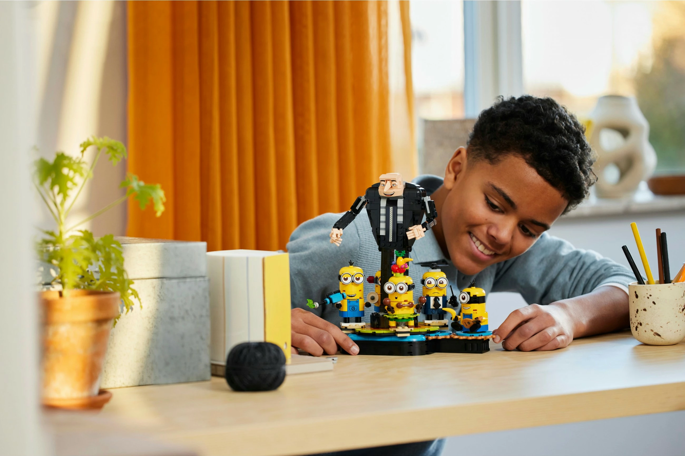 Set ndërtimi LEGO Alien Conquest Brick-Built Gru dhe Minions, 839 pjesë, 948 g