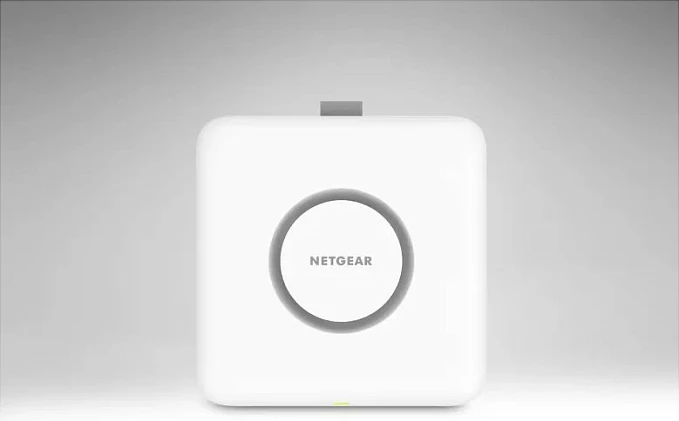 Access point NETGEAR WBE710, Wi‑Fi 7 tri-band 2.4/5/6 GHz, 2.5GbE, PoE, i bardhë