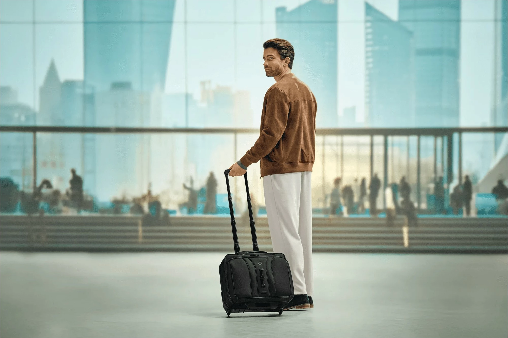 Çantë laptopi Wenger Legacy Black Series 15.6 inç me rrota, e zezë