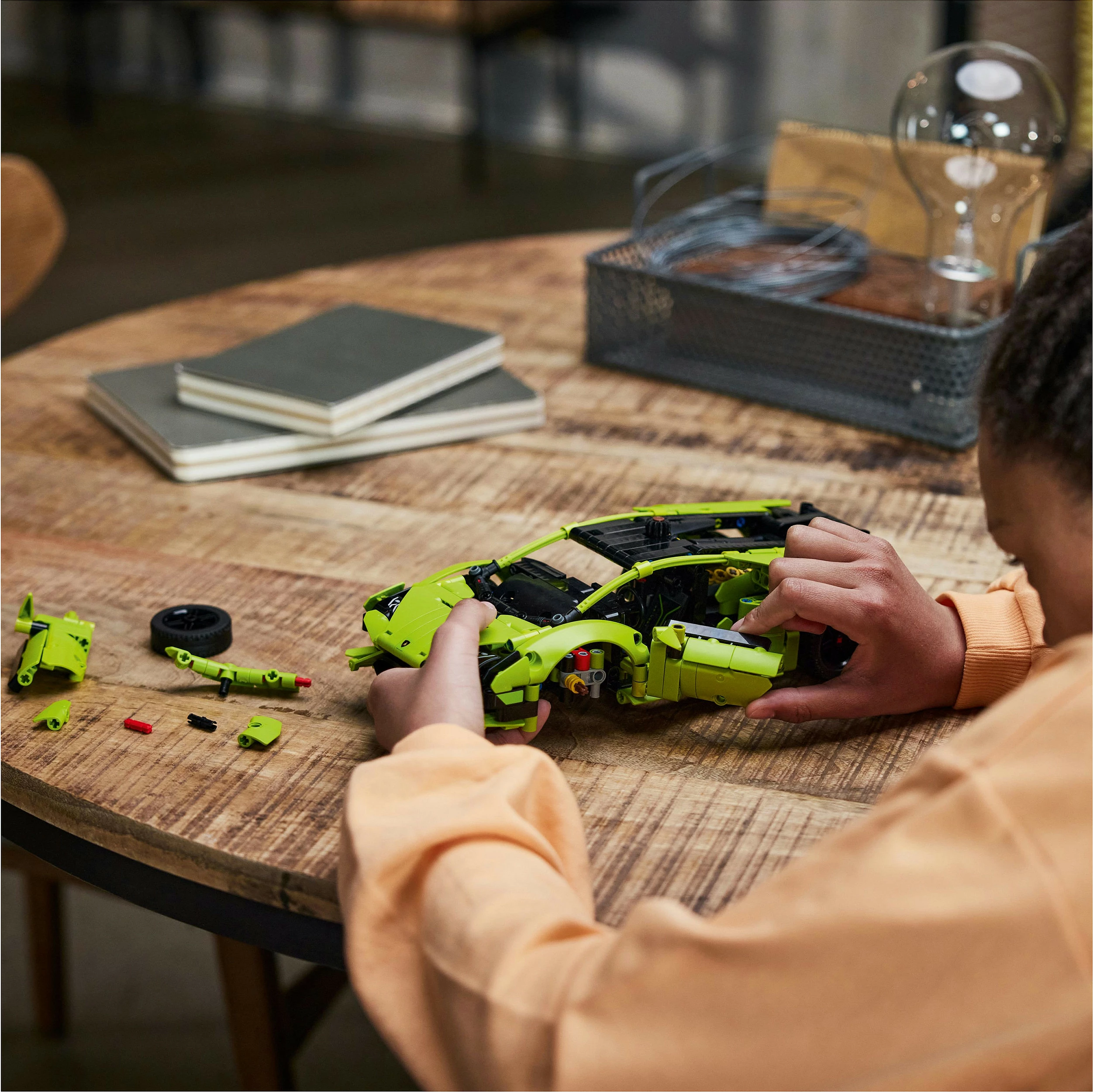 Set ndërtimi LEGO Lamborghini Huracán Tecnica, 806 pjesë, shumëngjyrësh