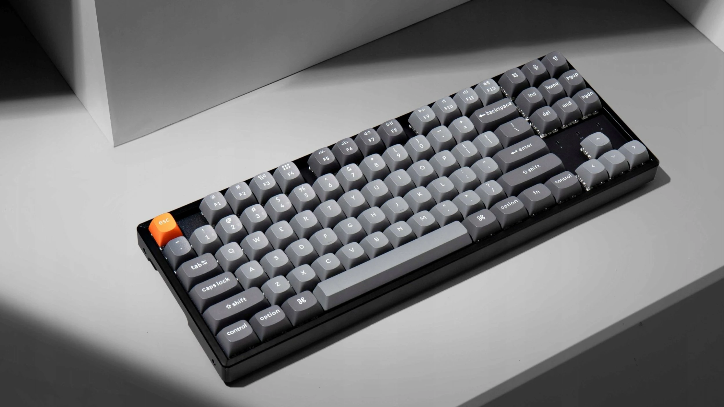 Tastierë mekanike Keychron K8 Max K8M-J3, TKL 80%, QMK/VIA, USB-C/2.4 GHz/Bluetooth 5.1, RGB, switch Keychron Super Brown, kornizë alumini, e zezë