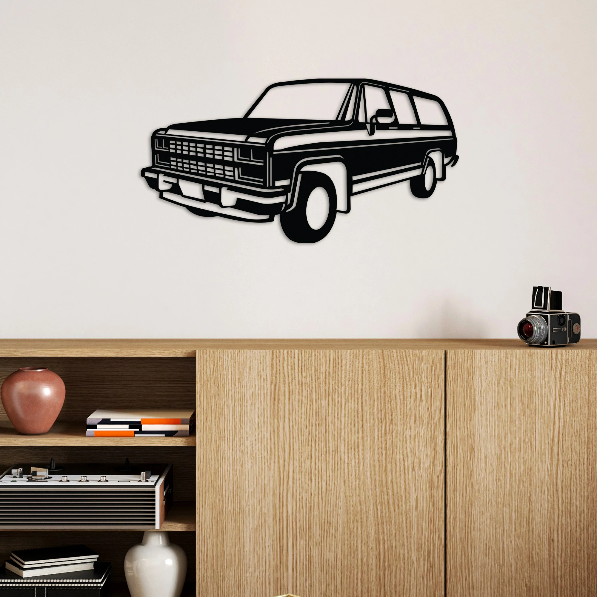 Aksesor dekorativ metalik për mur, Wallity, Chevrolet Suburban, ngjyrë e zezë, 60x32cm
