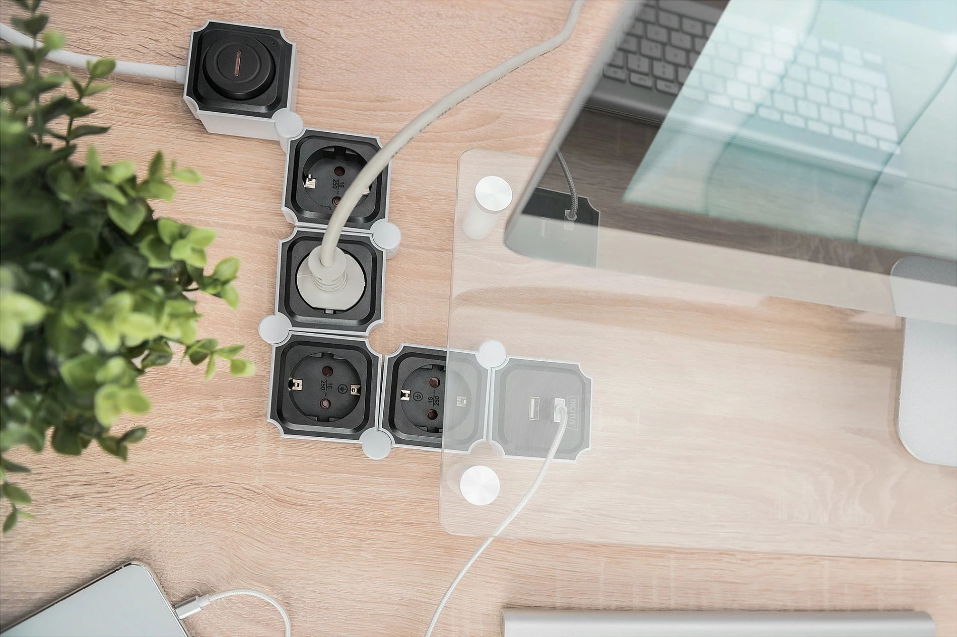Shirit prizash Digitus 4x Schuko + 2x USB, kabllo 1.6 m, me ndërprerës, bardhë/zi