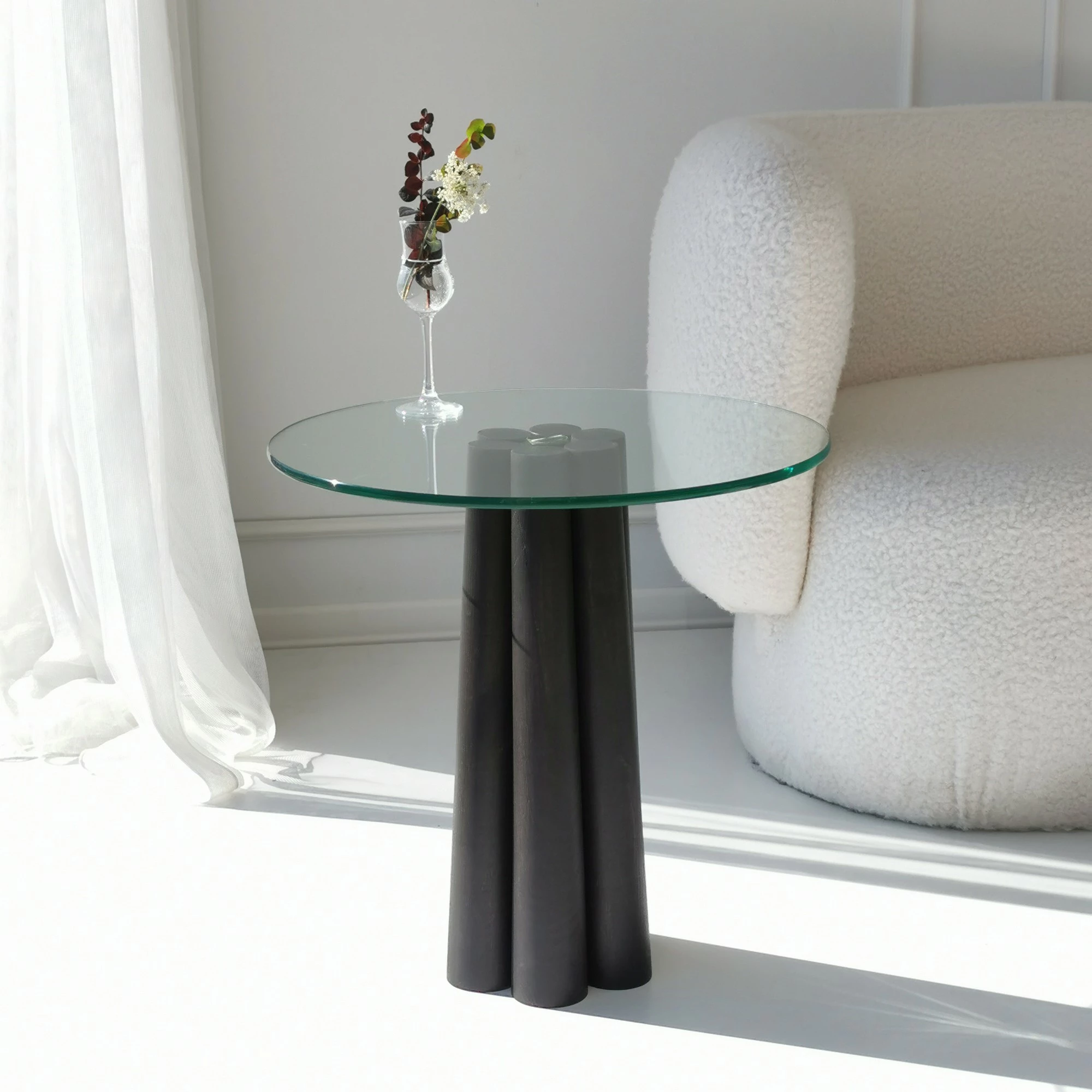 Tavolinë kafeje Thales, xham transparent, këmbë të zeza, Skye Decor