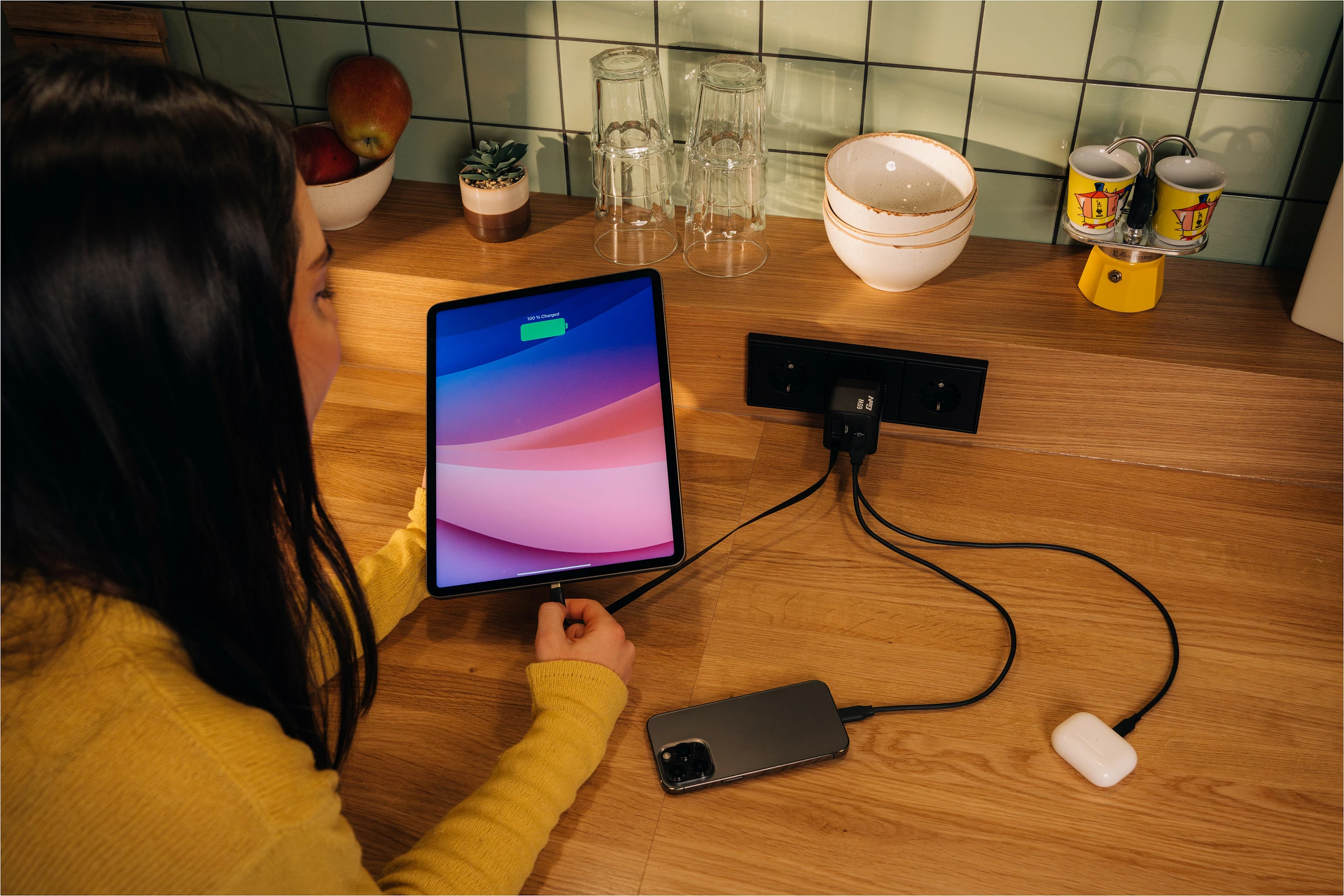Karikues Verbatim GaN 65W, 2 porta USB-C PD/USB-A QC, kabllo e tërheqshme, EU/UK/US, i zi