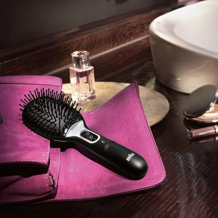 Furçë elektrike për flokë Braun Satin Hair 7 BR710E, ionizim, 2x AAA, me travel lock, e zezë