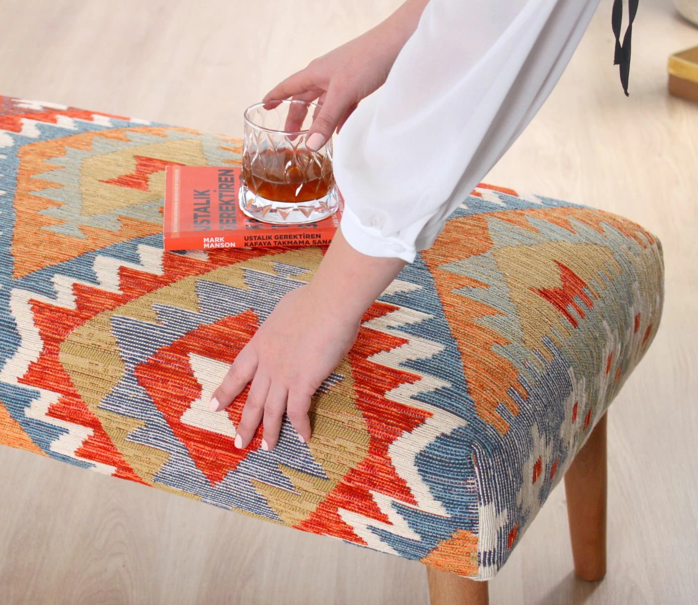 Bankë Atelier del Sofa, Beshir, shumëngjyrëshe