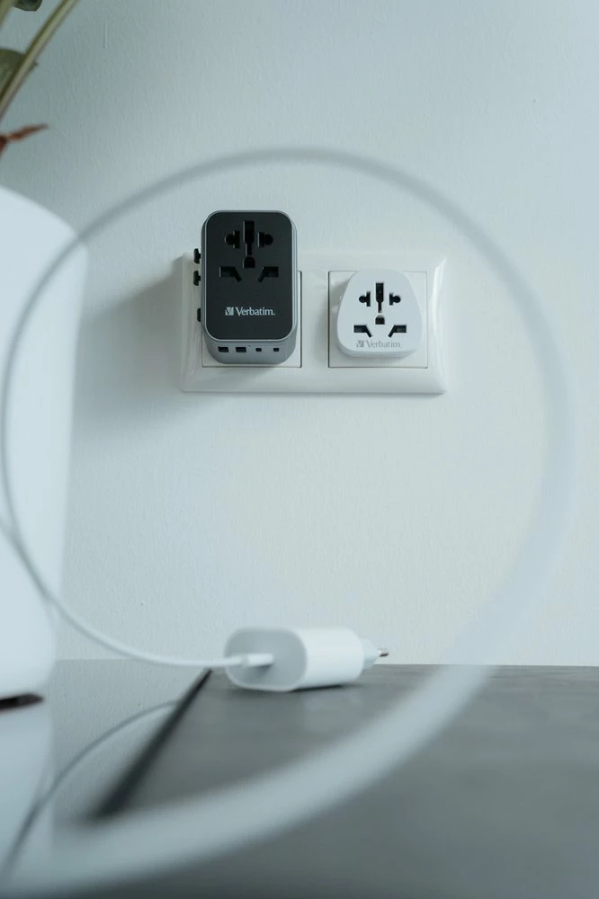 Adapter udhëtimi universal Verbatim UTA-03 Global 49545, i zi