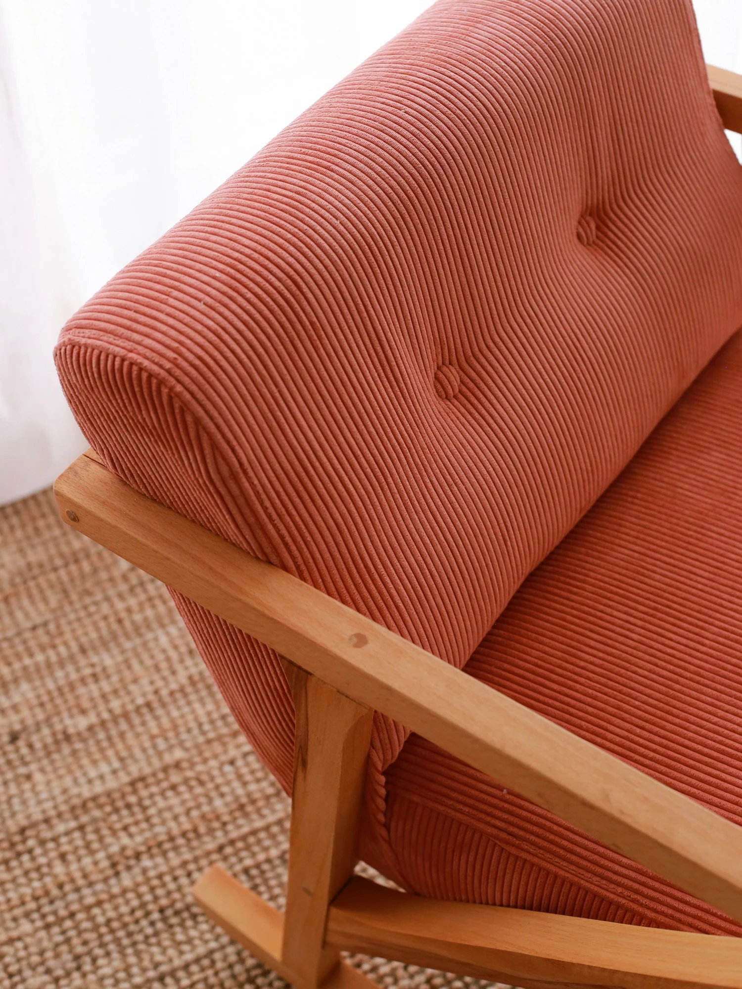 Karrige sallon me krahë, kadife vermilion, këmbë druri, Nini Sallanan