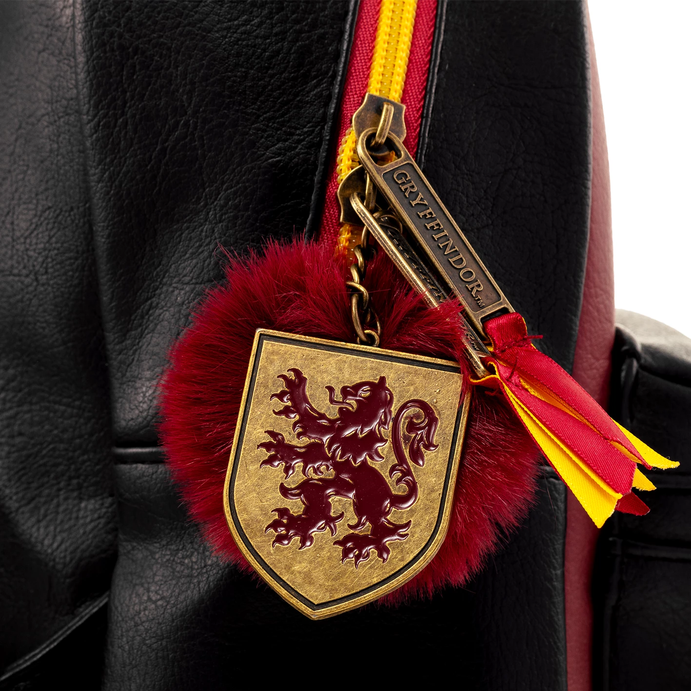 Çantë shpine Pyramid International Harry Potter Gryffindor Fashion 31x18x44 cm, kuqe/zezë, me varëse çelësash