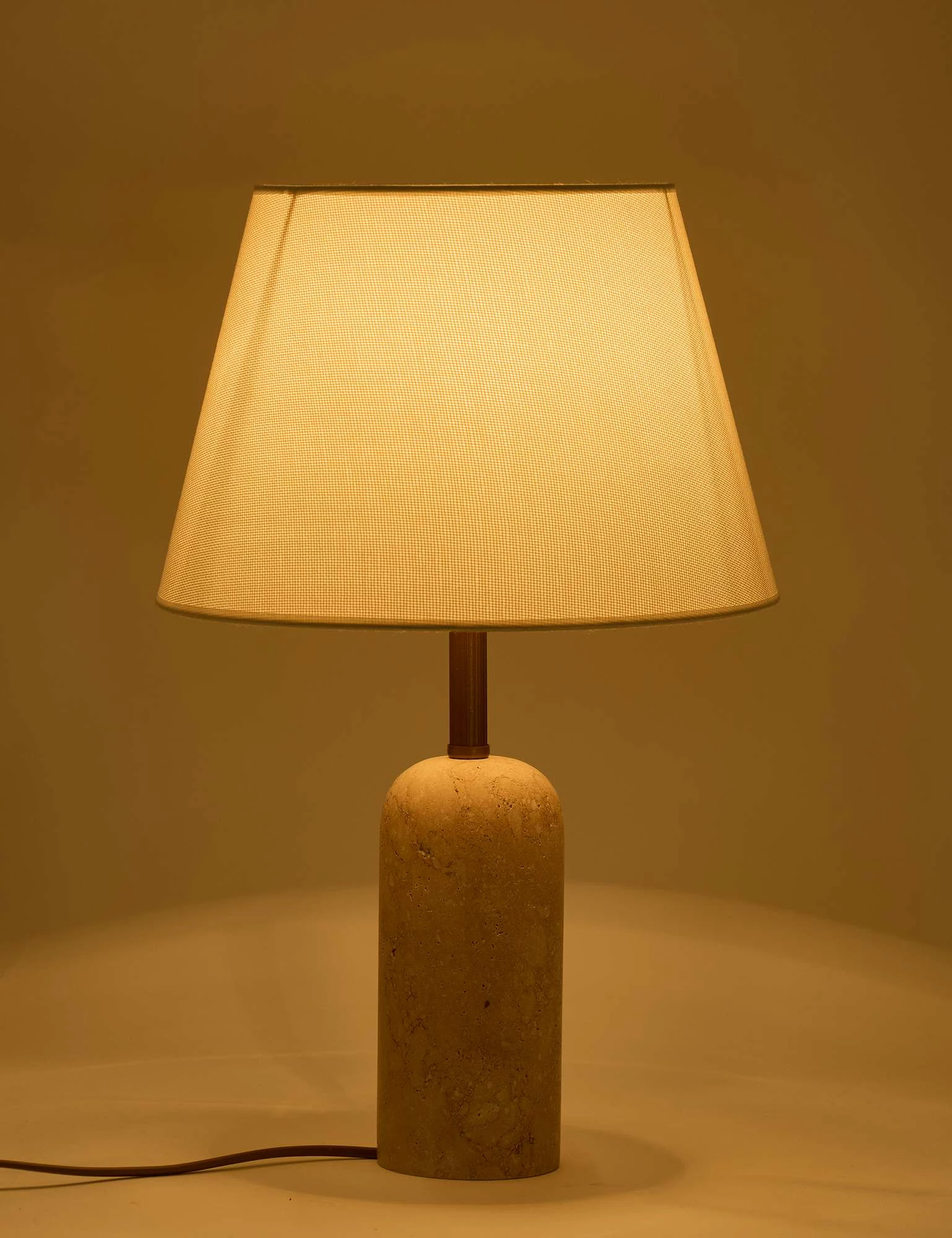 Llambë tavoline Opviq, trup travertini, kapak prej stofi, krem/bezhë