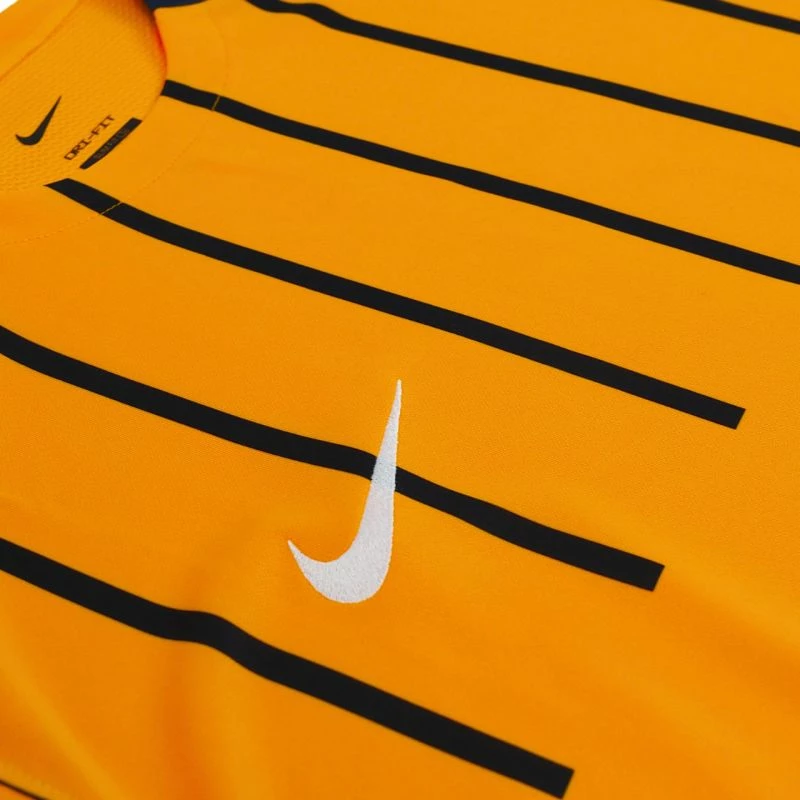 Maicë për meshkuj Nike, e zezë dhe portokalli