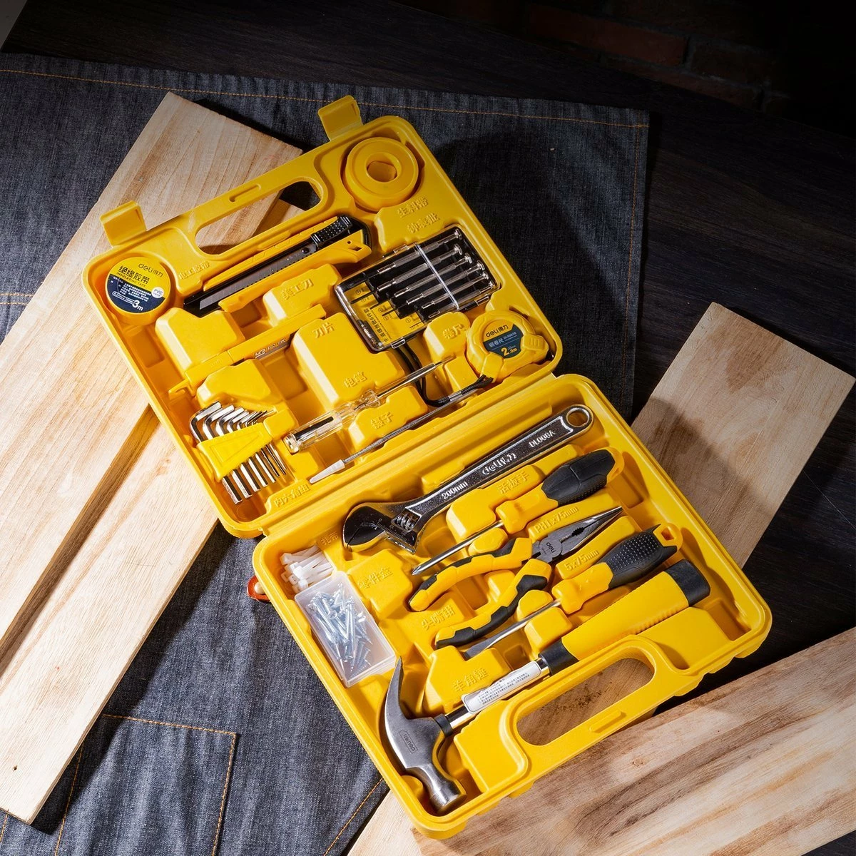 Set veglash Deli Tools EDL1028J, 28 copë, me kasë, e verdhë