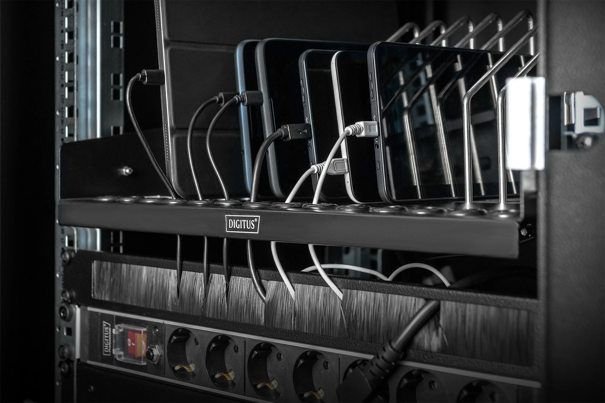 Raft i tërheqshëm Digitus për 14 pajisje, 19 inç, 50 kg, i zi