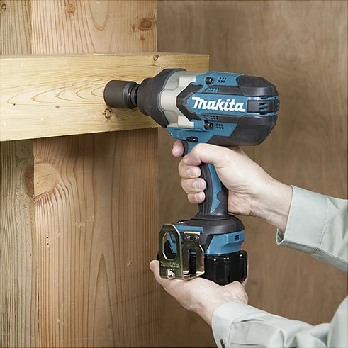 Çelës goditës me bateri Makita DTW1002RTJ, 18V, 2x 5Ah, MAKPAC Gr.3, blu/zi