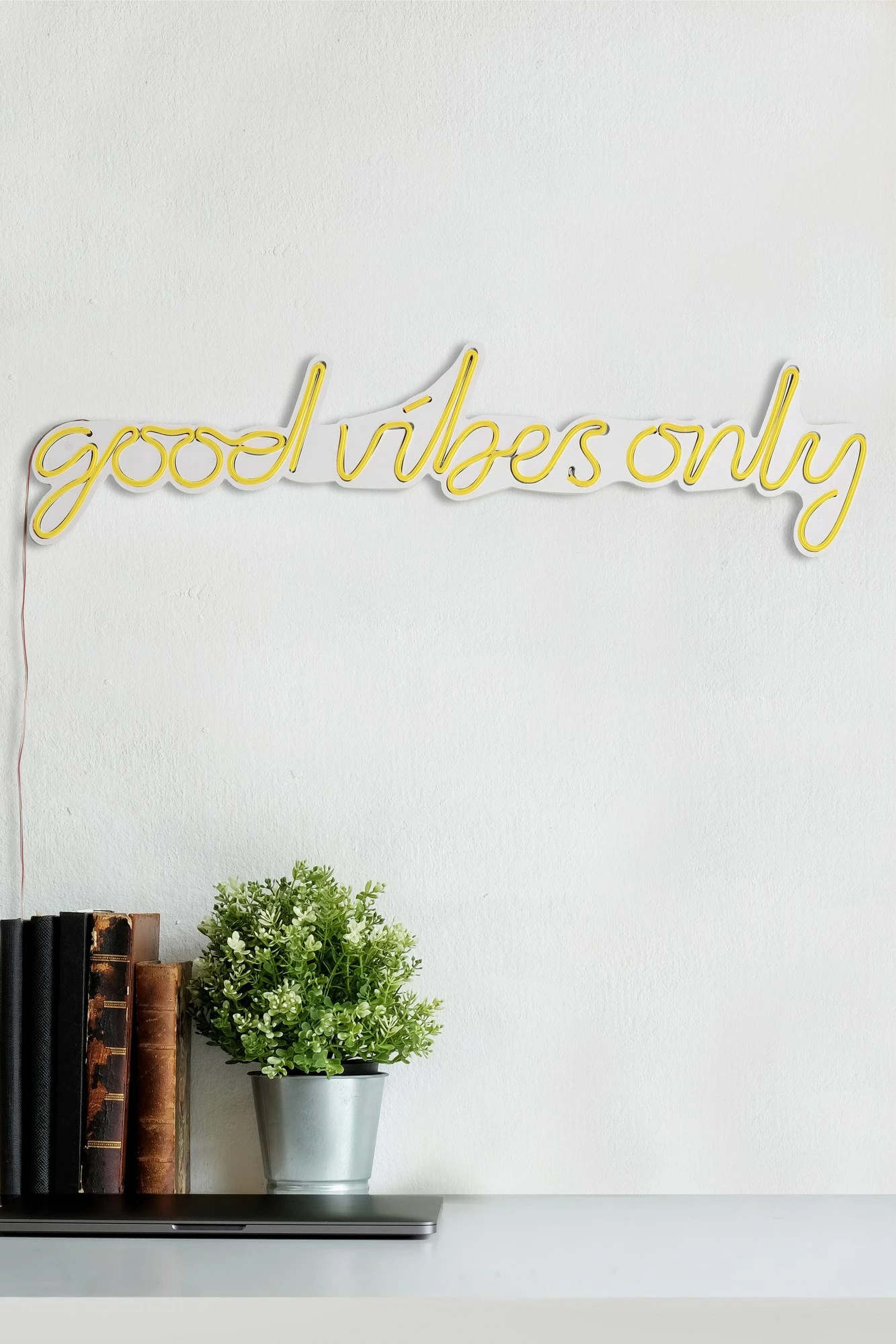 Dritë dekorative LED plastike, 'Good Vibes Only', e verdhë