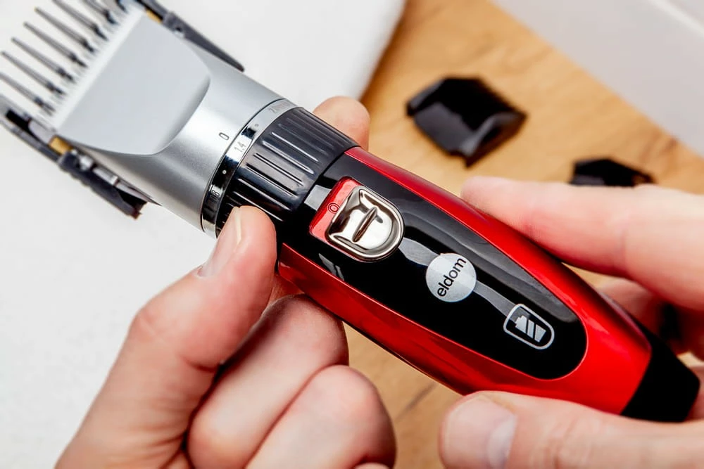 Makine qethëse Eldom MG10U, tehe qeramike, 5 pozicione, 3–12 mm, bateri + rrymë, USB-C, zezë e kuqe