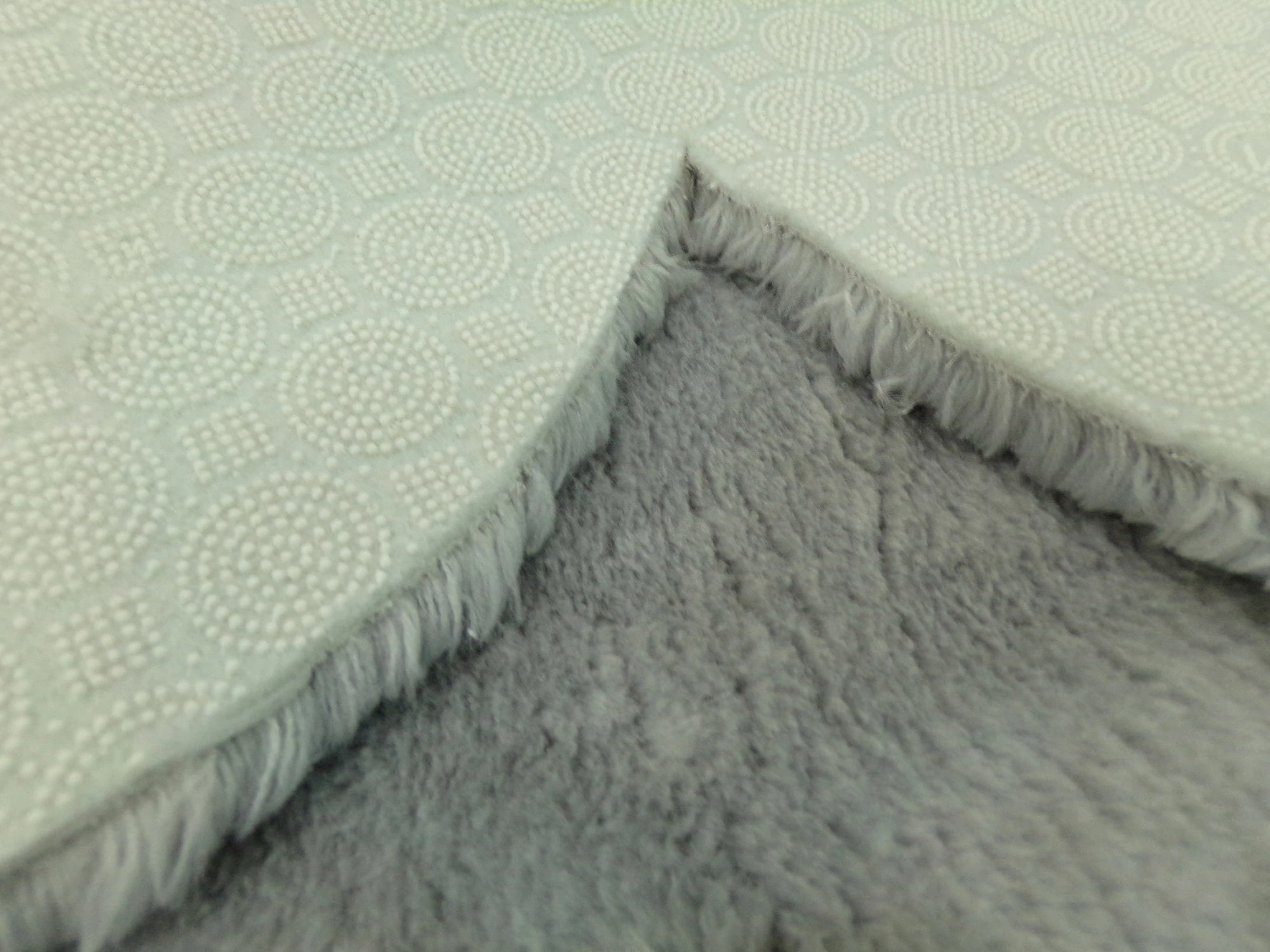 Qilim Daisy Plush, ngjyrë gri e çelët, 120x120cm