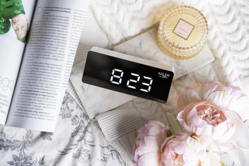 Orë me alarm, Adler AD 1189, ekran LED, shfaqje temperature dhe date, ndriçim i rregullueshëm, USB/3xAAA, e bardhë