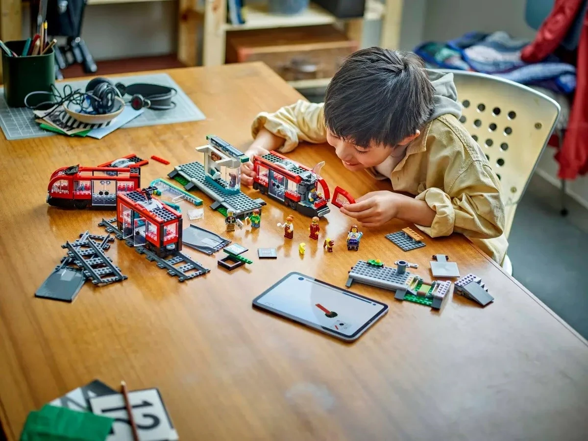 Set LEGO CITY 60423 Downtown Streetcar and Station